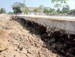 Warga Keluhkan Tanggul Amblas akibat Normalisasi Kali di Kampung Kepuh