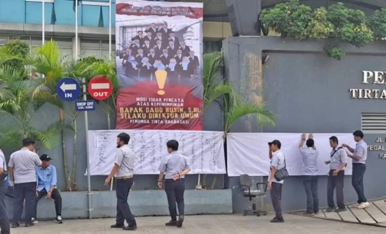 Badai Suara Sumbang di Tirta Bhagasasi: Ketika Bisikan Pimpinan Memaksa Pena Pegawai Tergores