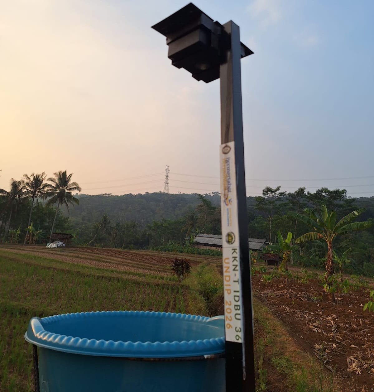 Mahasiswa KKN-T IDBU 36 UNDIP Edukasi Energi Terbarukan dan Hadirkan Smart Light Trap untuk Pengendalian Hama Jagung