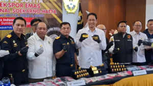Petugas Bea Cukai dan Polri memperketat pengawasan penyelundupan emas di pintu keluar Indonesia