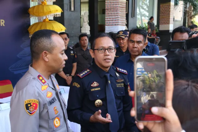 Bea Cukai Ngurah Rai Gagalkan Penyelundupan 10 Kg Ganja Berkedok Liburan Keluarga