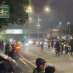 Bentrokan Polisi dan Massa Pecah di Kolong Flyover Slipi, Gas Air Mata Ditembakkan