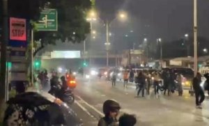 Bentrokan Polisi dan Massa Pecah di Kolong Flyover Slipi, Gas Air Mata Ditembakkan