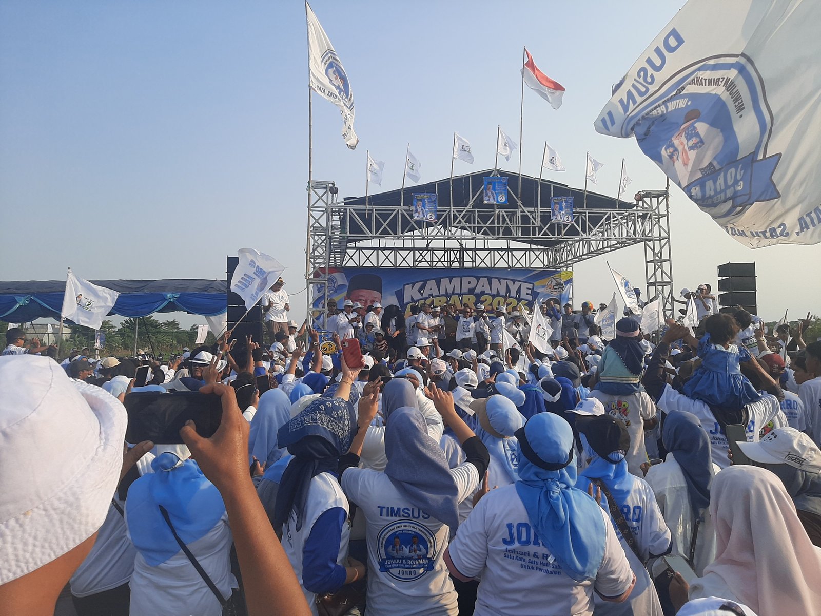 Tak Terduga! Ribuan Massa Membeludak di Kampanye Jorro Nomor 2, Stadion Kedung Jaya Dipenuhi Lautan Putih-Biru