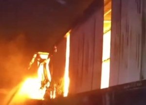 Kebakaran Hebat Melanda PT Surya Lestari di Cikarang, Area 2.000 Meter Persegi Dilalap Api