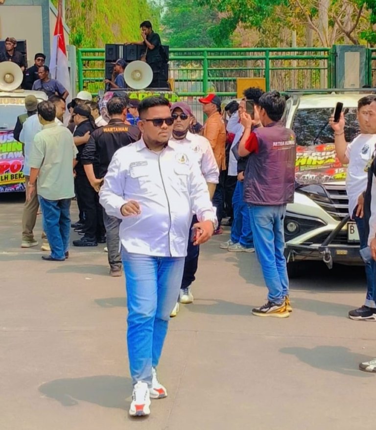 Ketua Buluk Escobar Turun Bareng Wartawan! Beda Profesi, Satu Nyali, Kawal Kasus Kadis LH Bekasi!